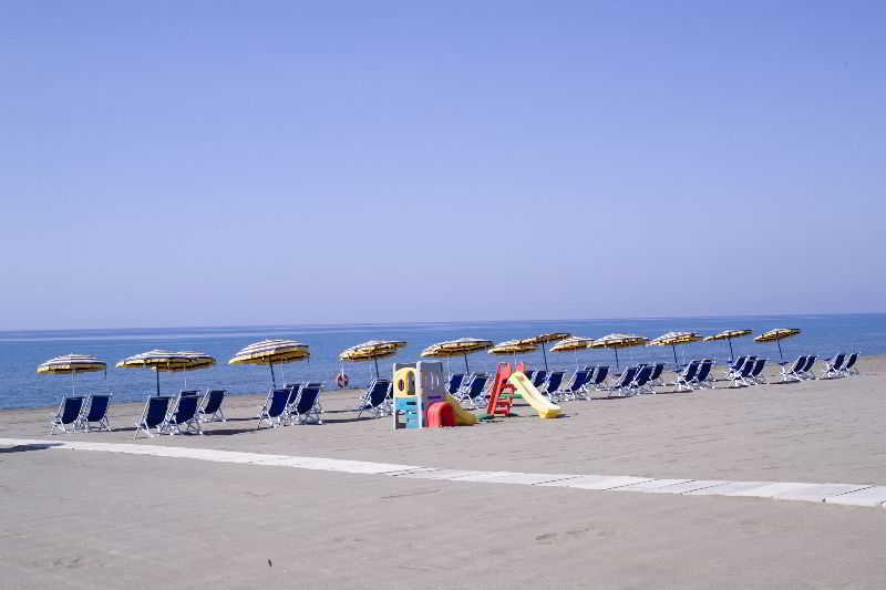 Giulivo Hotel & Village Baia Domizia Exterior photo